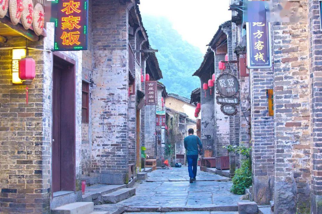 武汉被称作桥梁博物馆，第一次从这座桥路过，真是夜色迷人